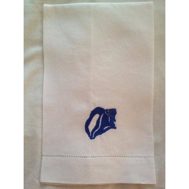 Toalla de invitados con diseño de concha bordada en F para venta al por mayor de Maggie McFarland Design-Lulu LaRock