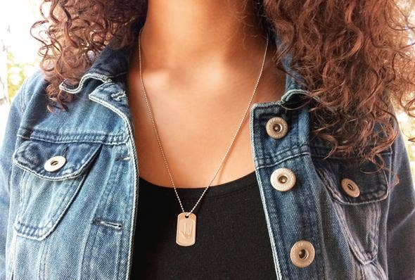 Lifebeats Gifts – wholesale Hänge-/berlockhalsband – Jag älskar dig teckenspråk hund tagg1