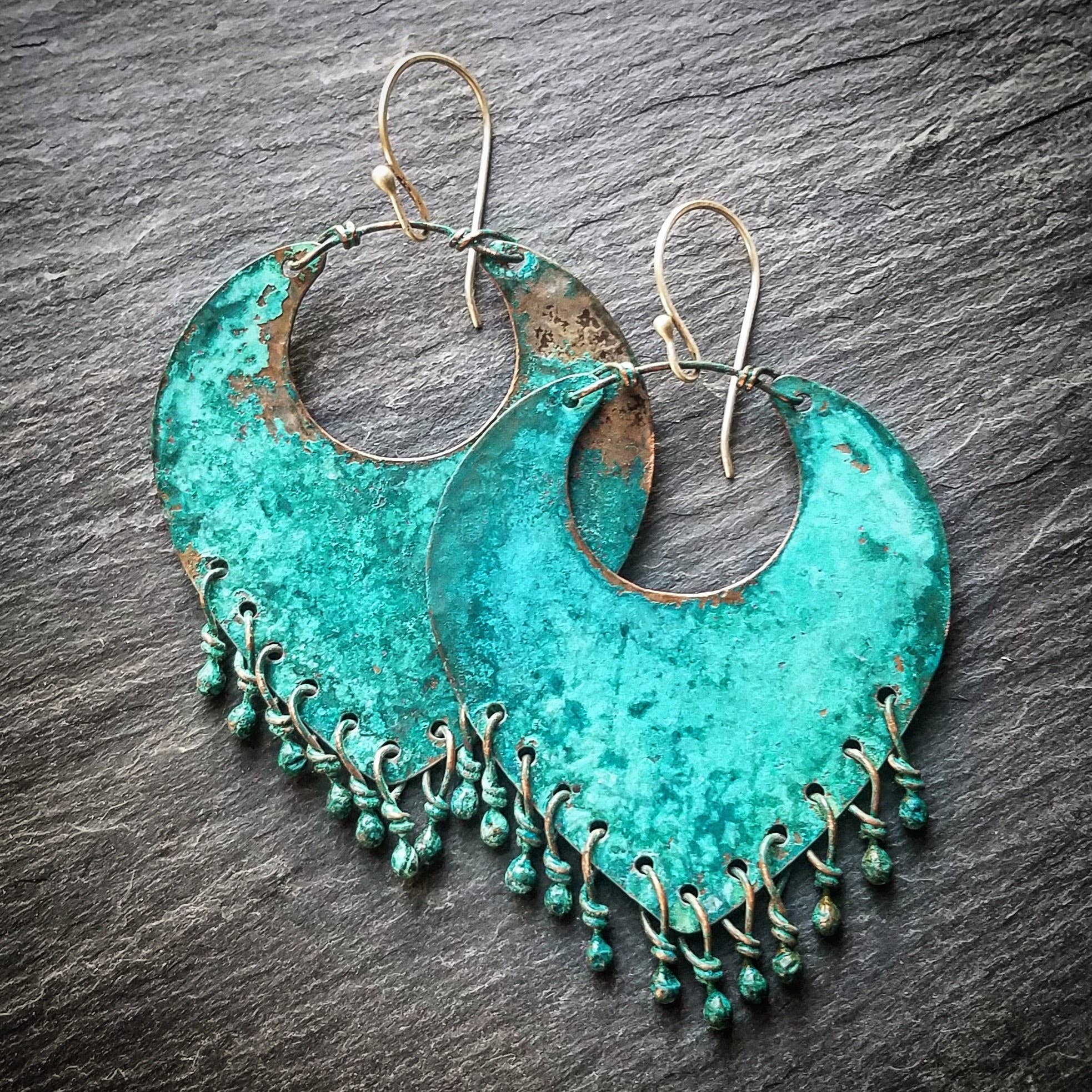 Raegan Hough Metalsmith - Vente Boucles d'oreilles pendantes - Boucles d'oreilles Liberty En Cuivre Patiné2