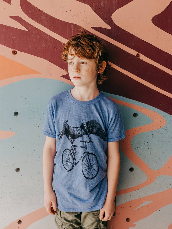 Pelican auf einem Fahrrad Kinder-T-Shirt für den Großhandel von Dark Cycle Clothing