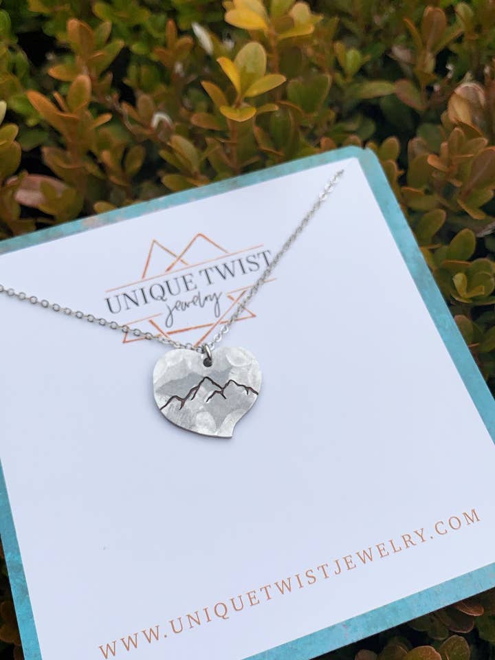 Mountain kærlighed halskæde for engroshandel hos Unique Twist Jewelry