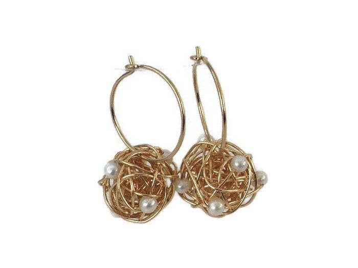 Silverthread Designs – wholesale Hoop-örhängen – Guldfyllda droppar vita pärlor på guldfyllda öron Loop1