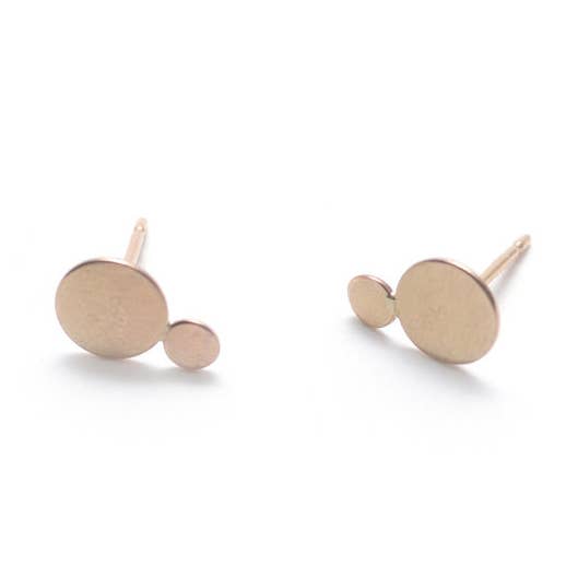 Boucles d'oreilles à tige géométriques minimalistes à double point Iota Posts pour la vente par Favor Jewelry