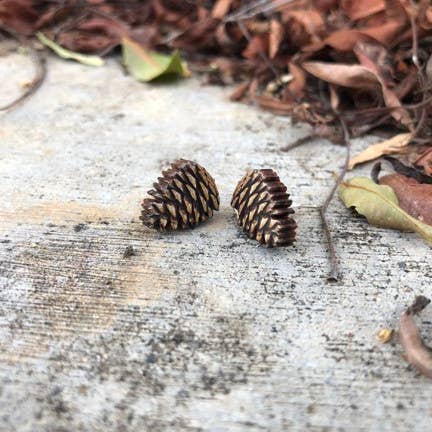 Pine Cone Oorknopjes voor wholesale door Green Tree Jewelry