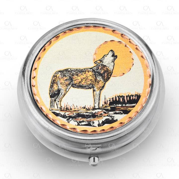 Boite à pilules PB 83 Howling Wolf pour la vente par COPPER ARTS INC.