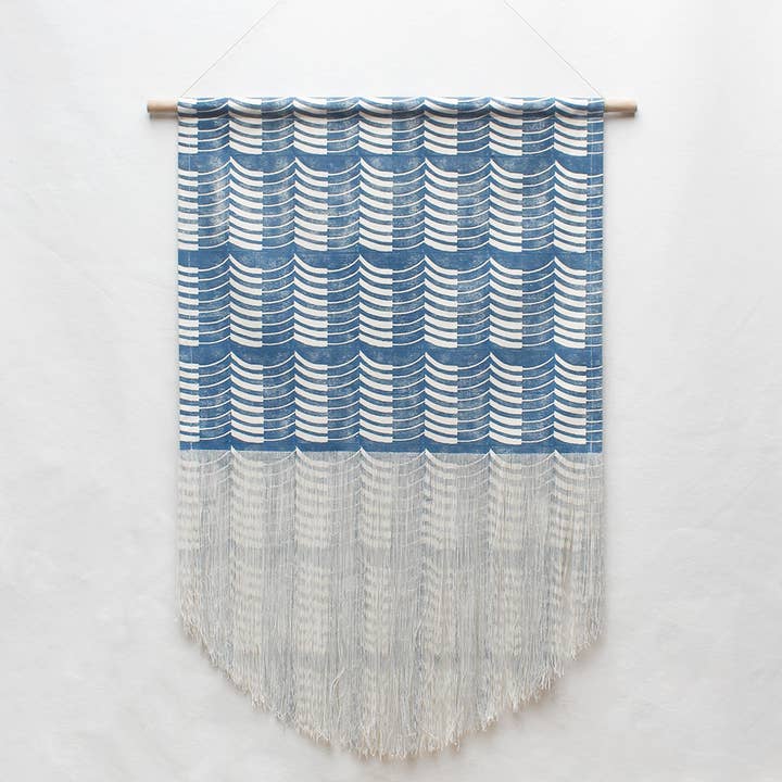 Grande suspension murale fine et épaisse en bleu. pour la vente par Julia Canright