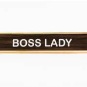 Caragon Designs – wholesale Skrivbords-/bordsskylt – Boss Lady skrivbordsplatta