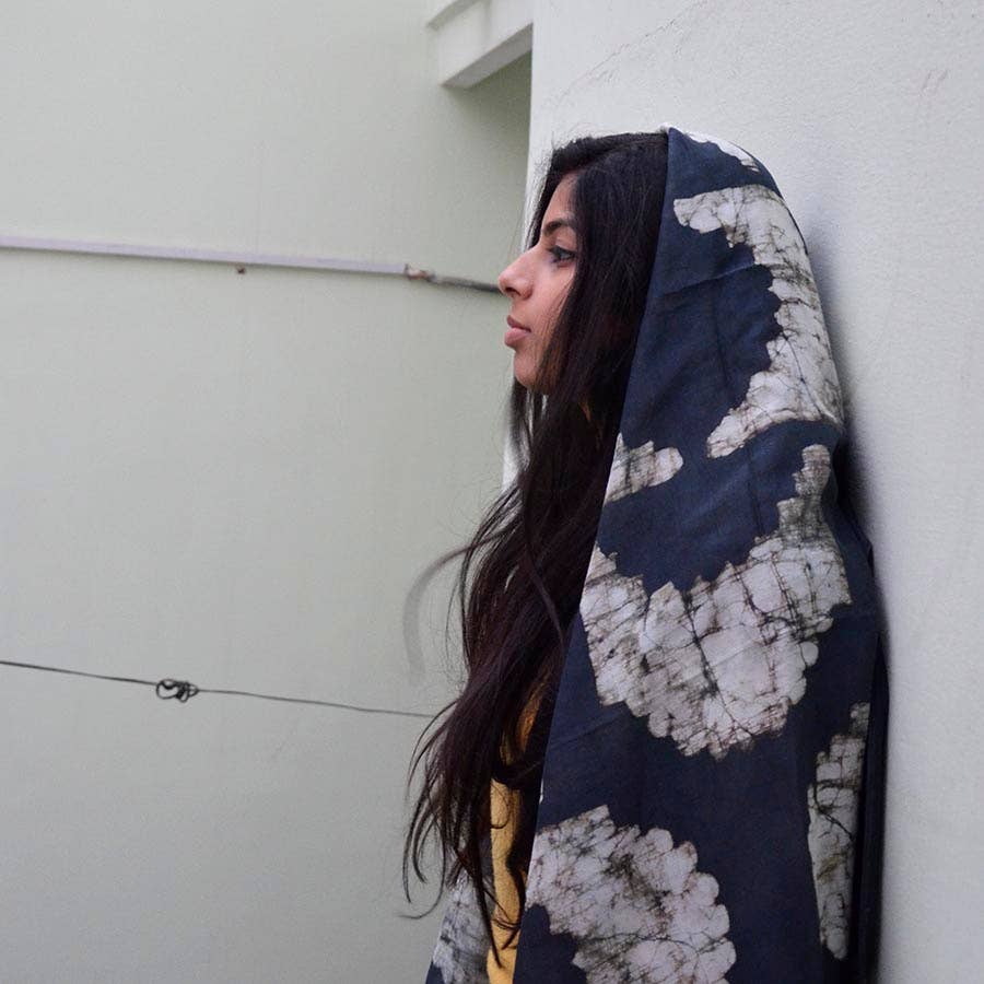 Ichcha – wholesale Halsduk - Dam – Sunset-scarf i svart och vitt med DABU-blocktryck2