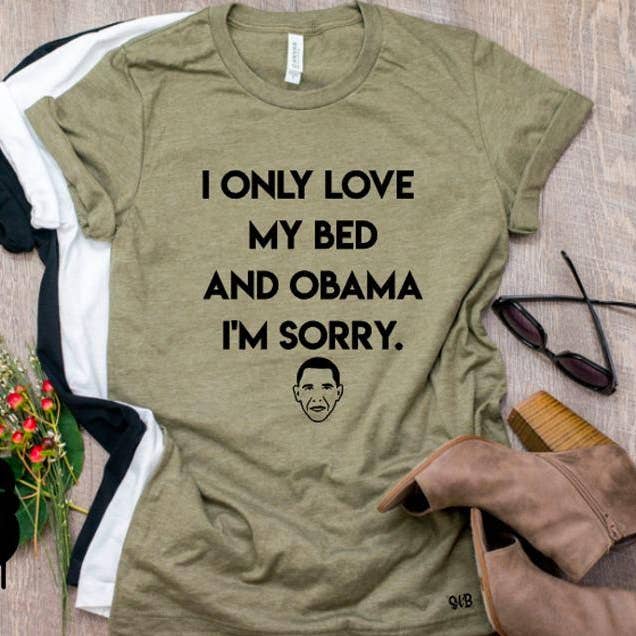 Ik hou alleen van mijn bed en Obama tank of t-shirt voor volwassenen voor wholesale door spillthebeansetc