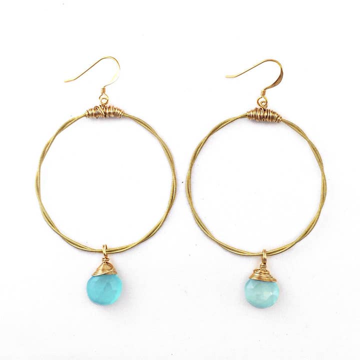 Boucles d'oreilles créoles Briolette - Calcédoine pour la vente par ReStrung Jewelry