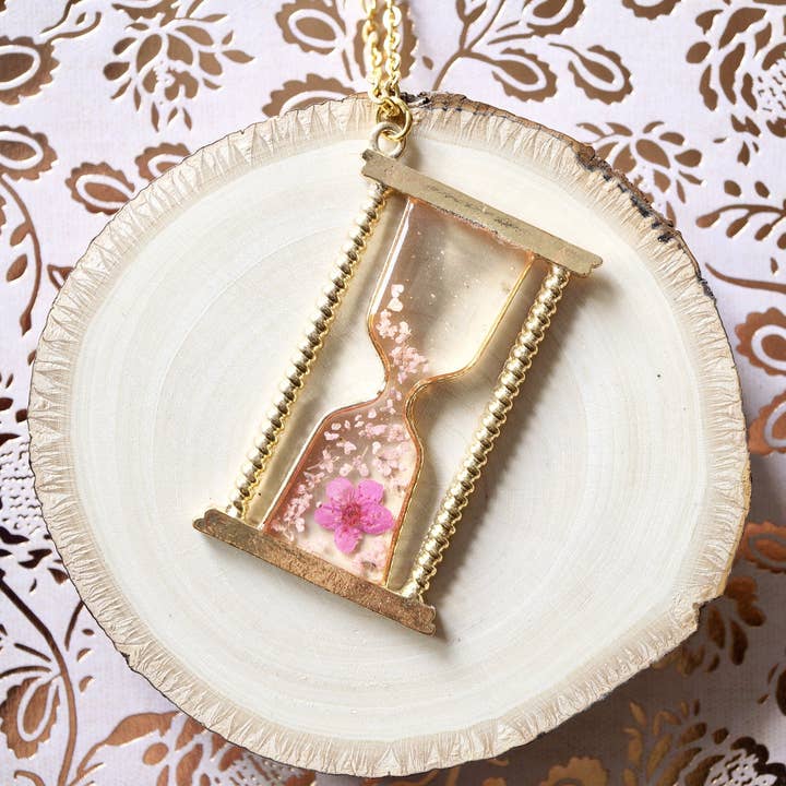 Ampulheta de ouro em rosa Flores secas reais em colar de resina por atacado de Ann + Joy