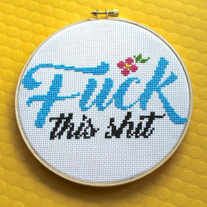 Kit de point de croix « Fuck This Shit » avec cercle de 15 cm pour la vente par Spot Colors