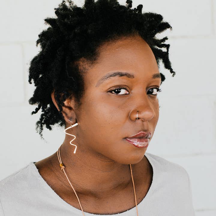 Pendientes Lucille, garabatos de bronce forjado y chapados en oro de 14 quilates para venta al por mayor de Son of a Sailor