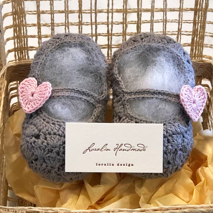 Graues und rosa Herz Mary Jane gehäkelte Stiefeletten im Korb für den Großhandel von Loralin Design