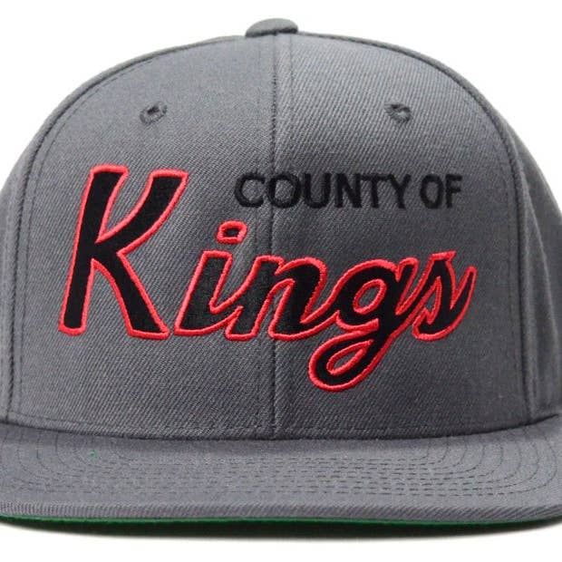 Gris/Noir/Rouge - County Of Kings - Snapback pour la vente par Brklyn Fit®