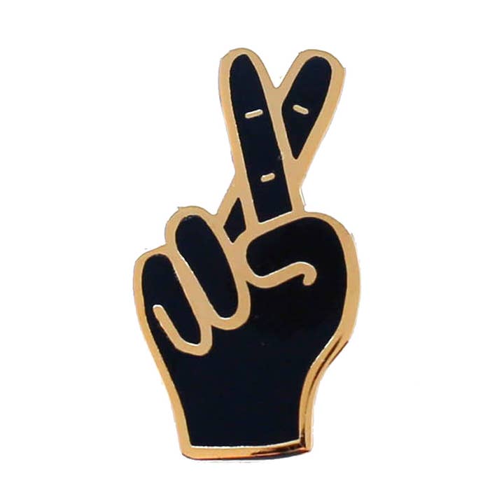 Met de vingers gekruiste emaille speldbadge - leuk schattig cadeau voor wholesale door Old English Company