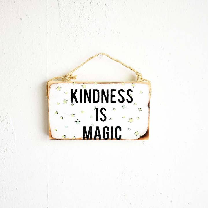 Vänlighet är magiskt trä väggskylt för wholesale av Mahalo Market