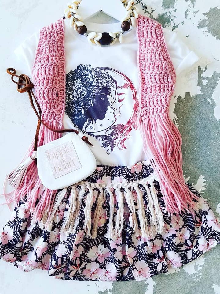 Jupe à pompon en fleurs tropicales pour la vente par Kapri Couture Bohemian