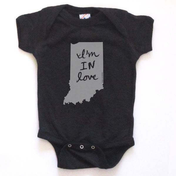 Jeg er VILD med Indiana: Babybody (på farve) for engroshandel hos Megan Lee Designs