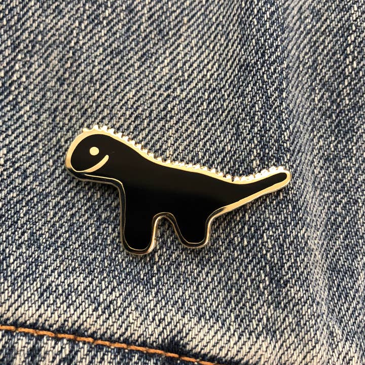 Pin de esmalte duro dinossauro preto por atacado de That's Good Paper