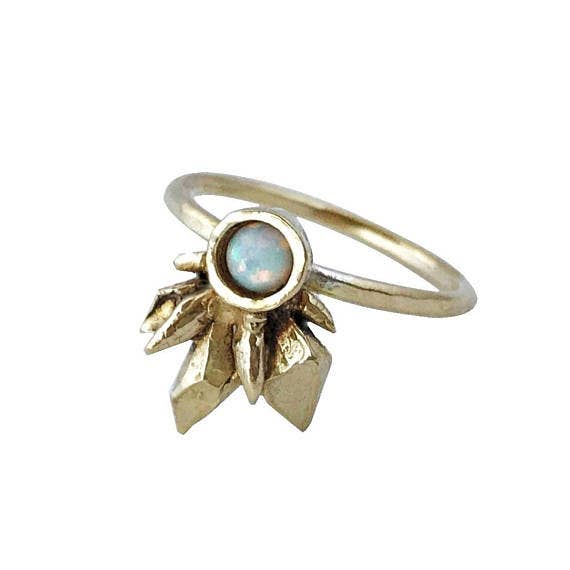 Thea Ring med Opal for engroshandel hos Therese Kuempel Jewelry