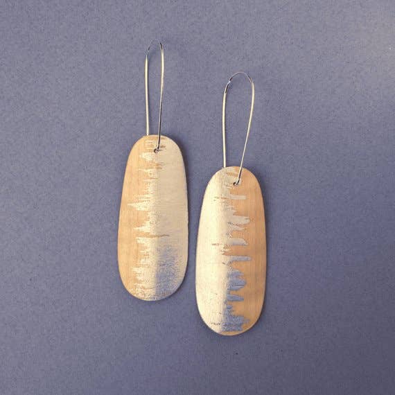 Sycomore Boucles d'oreilles Ovales Brushstroke en bois et argent pour la vente par Kohli Kraft