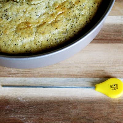 Lemon Poppy Inc. – Großhandel Küchengerät – AUSVERKAUF Kuchentester mit gelbem Silikongriff3