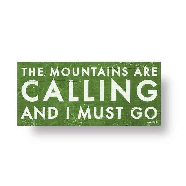 Enseigne Murale Rustique Verte "Les Montagnes Appellent" - deux tailles pour la vente par Go Jump in the Lake®