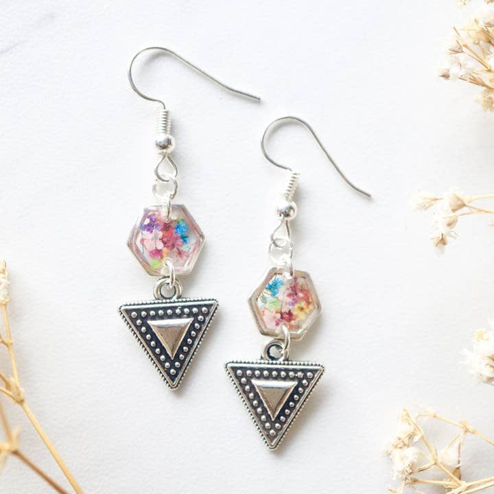 Boucles d'oreilles en forme de tête de flèche bohème tribal en argent et mélange de fête véritable fleurs séchées et résine pour la vente par Ann + Joy