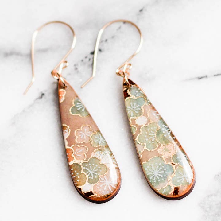 Natural Floral Teardrop Earrings and other Purchase Wholesale bloemen prijzen. Free Returns & Net 60 Terms on Faire trending on Faire.