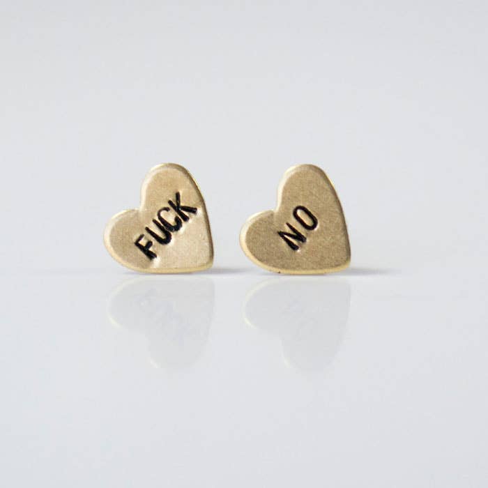 Fuck No, Boucles d'oreilles coeur pour la vente par Grey Theory Mill
