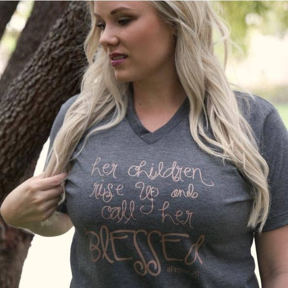 T-shirt bienheureux - Charbon chiné pour la vente par A Quiver Full