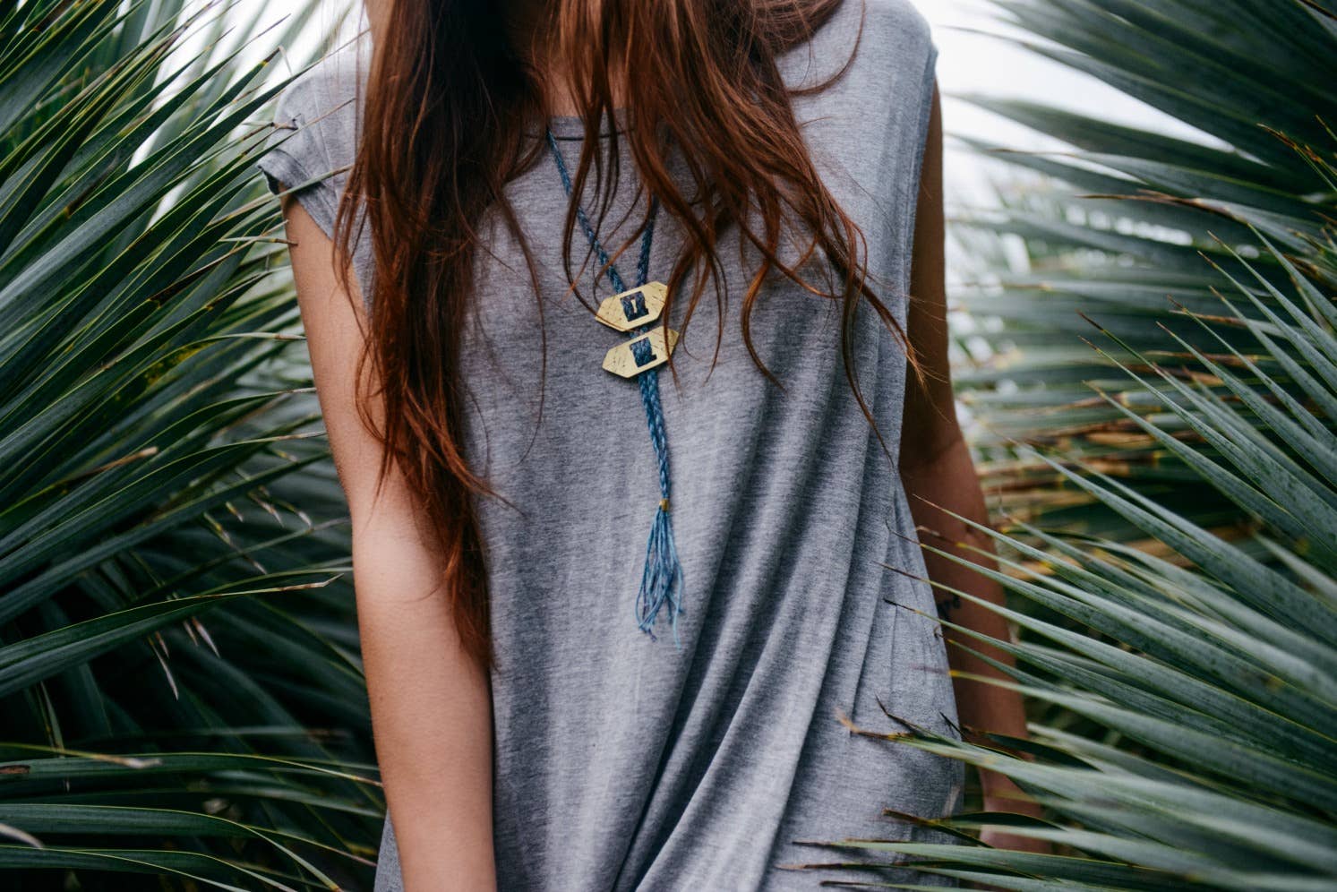 LUNASOL – Großhandel Kette mit Anhänger/Charm – Bolo-Halskette aus gestempeltem Messing auf handgefärbter Leinenkordel1