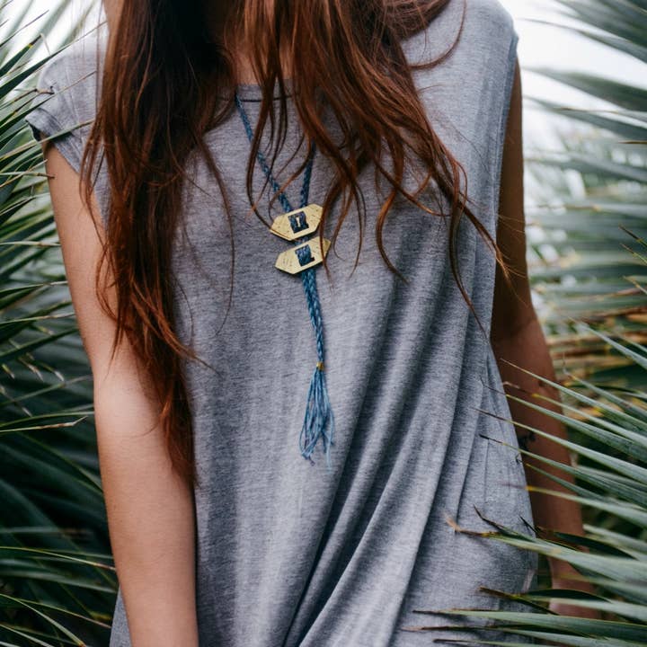 LUNASOL – Großhandel Kette mit Anhänger/Charm – Bolo-Halskette aus gestempeltem Messing auf handgefärbter Leinenkordel1