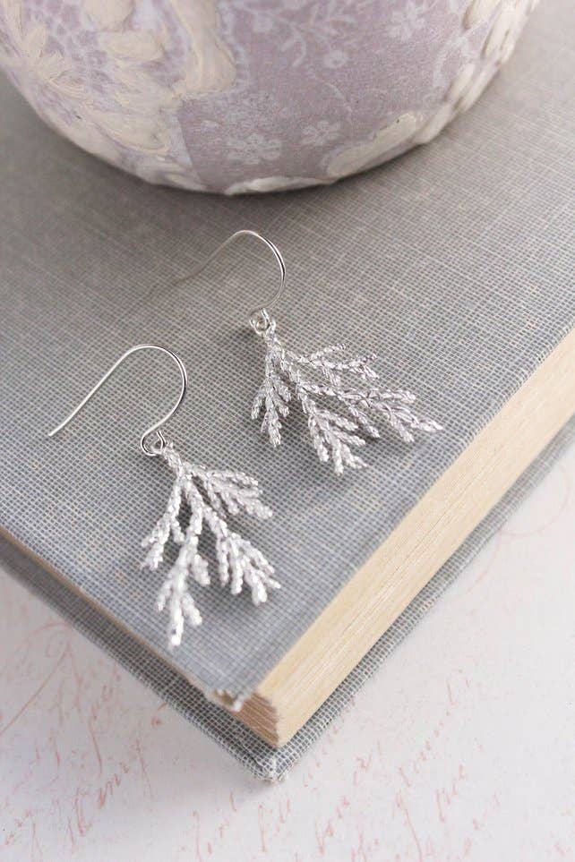 A Pocket of Posies - Vente Boucles d'oreilles pendantes - Boucles d'oreilles branche de cèdre8