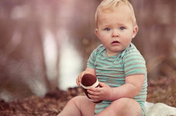 Estella – wholesale Skallra - Baby – Ekologisk babyleksak - fotbollsskalle (handgjord)1