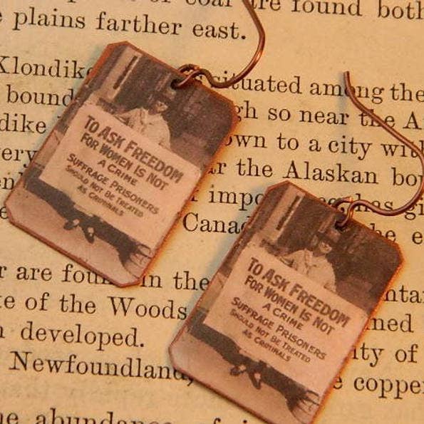 Protestante de sufrágio de brincos para pedir liberdade para mulheres por atacado de Sarah Wood Studio