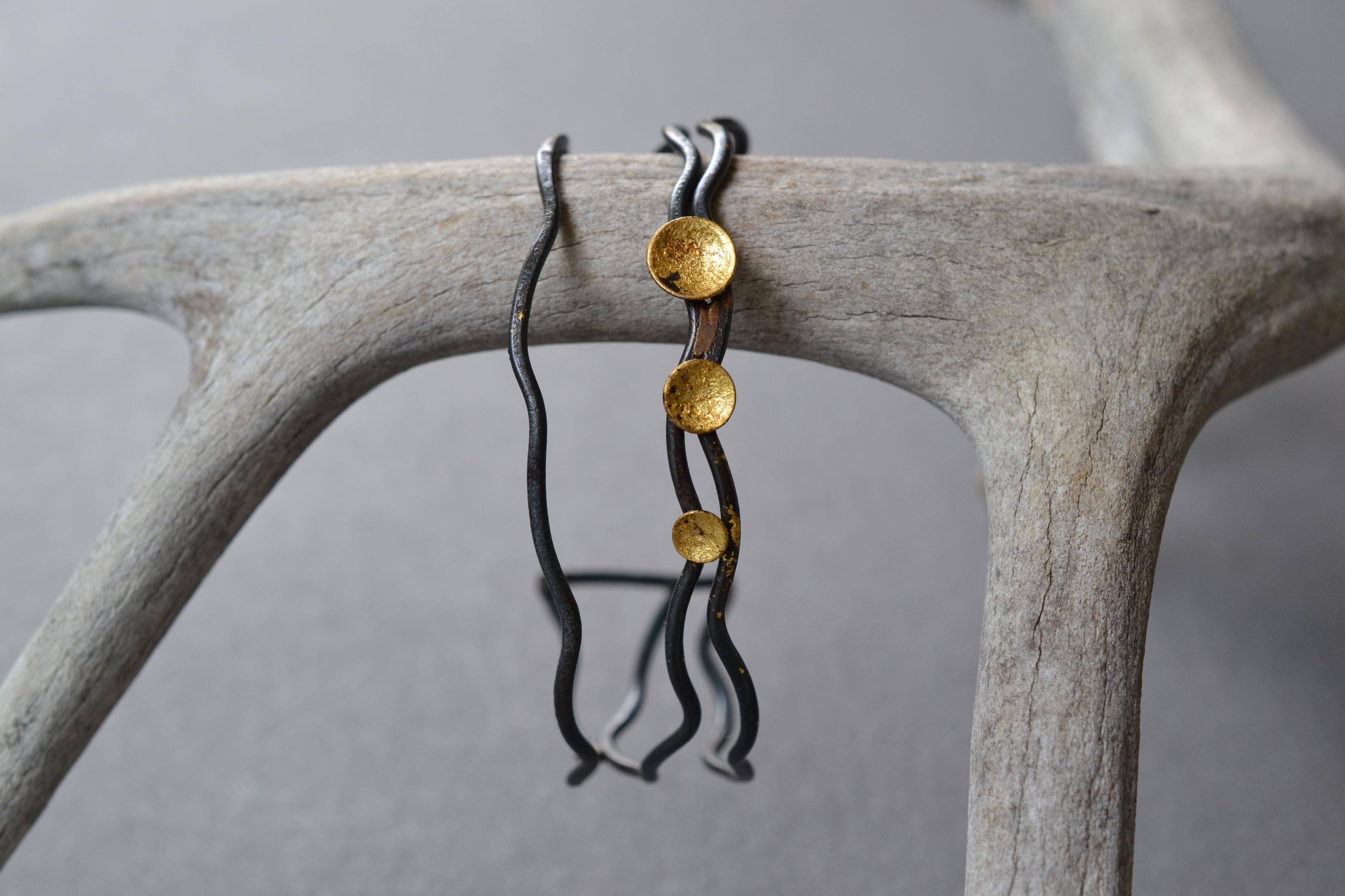 Metamorphosis Metals - Venta al por mayor Pulseras tipo brazalete - Pulsera lineal con piscina de oro1