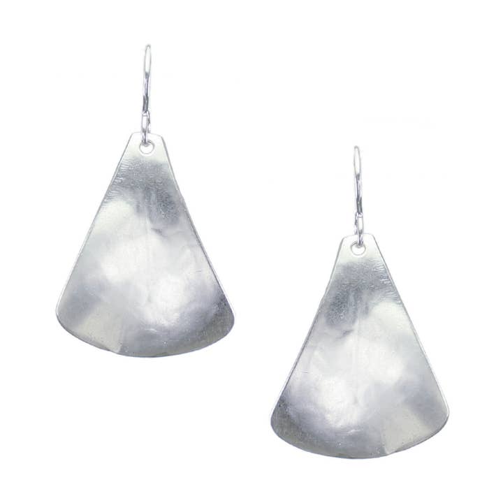 Rundad triangel örhänge för wholesale av Marjorie Baer