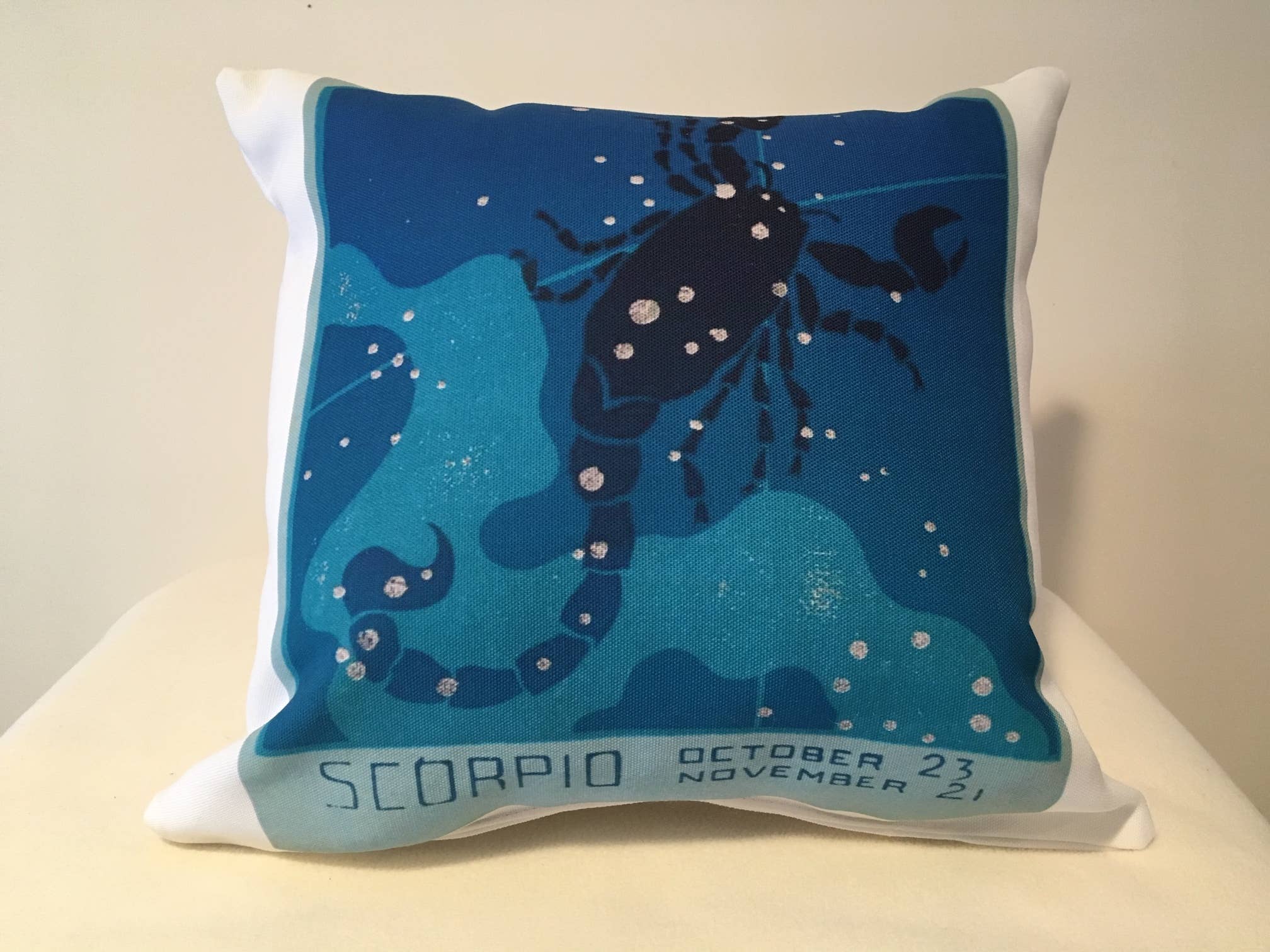 That Fabled Shore Home Decor - Vendita all'ingrosso Cuscini decorativi - Scorpione Art Deco Zodiaco Cuscino 14x14 In Poliestere filato 0