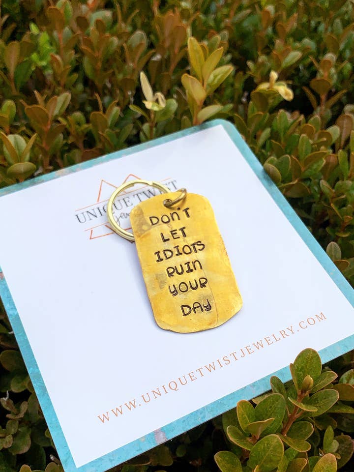 Idioter nøglering for engroshandel hos Unique Twist Jewelry