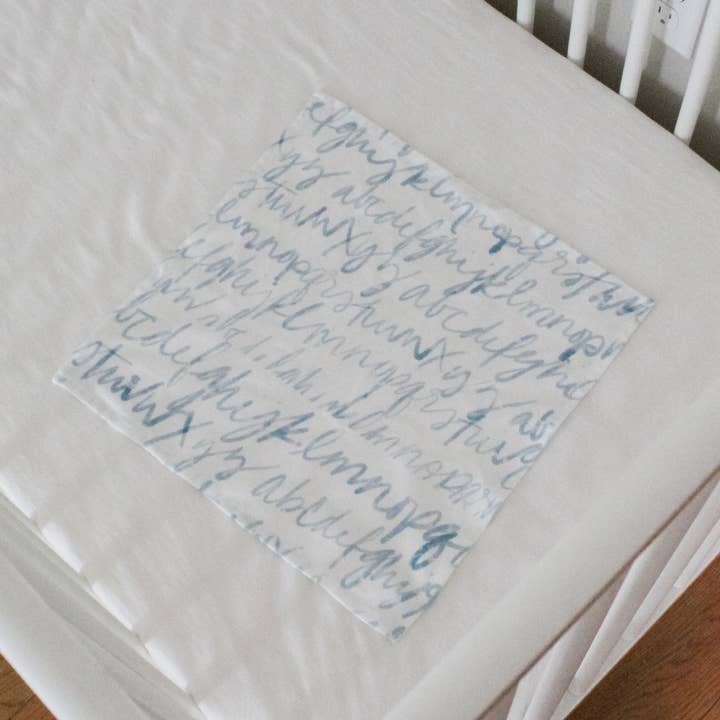 Blå Kalligrafi Alfabet Økologisk Baby Tæppe for engroshandel hos Southern Top Stitch