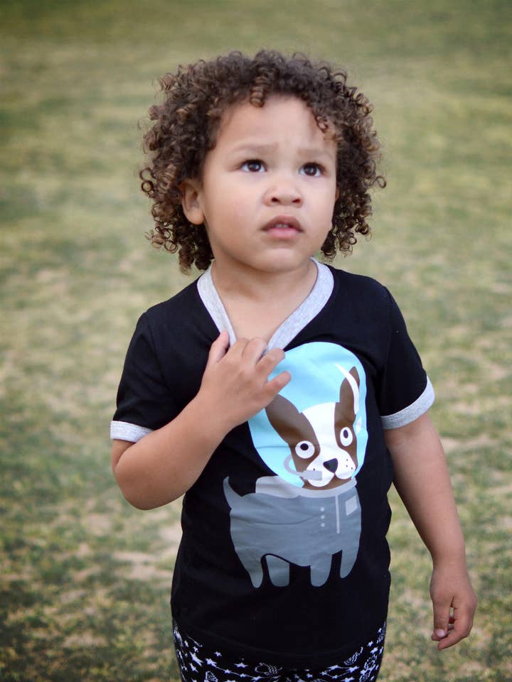 Space Dog shirt voor peuters en kinderen voor wholesale door Doodle Pants