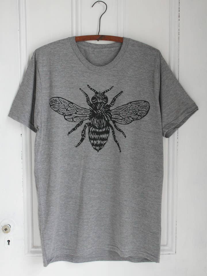 Camiseta de abeja orgánica para mujer, tinta negra sobre gris para venta al por mayor de Hearth and Harrow