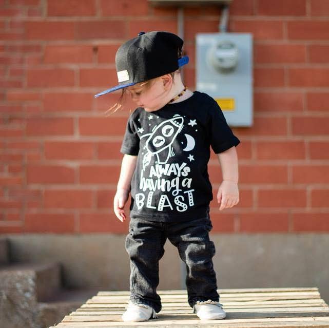 spillthebeansetc – T-shirts estampadas – Criança por atacado – Camiseta ou body infantil Having A Blast0