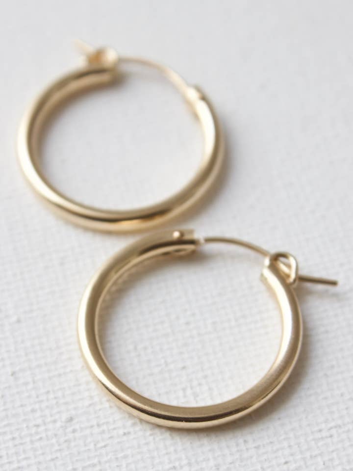 Cerceaux remplis d'or pour la vente par Katie Waltman Jewelry