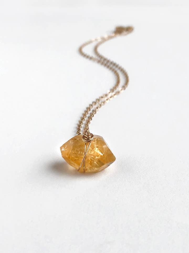 Collier en citrine brute | Collier en cristal de guérison pour la vente par Laura Stark Designs