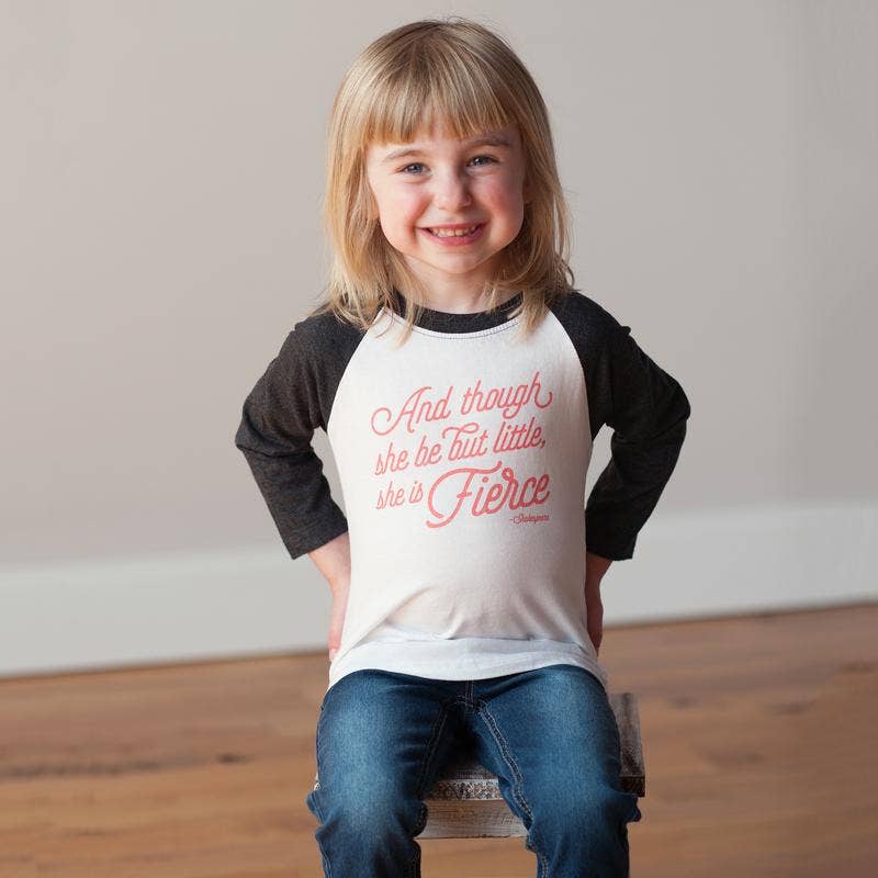 Sweetpea and Co. – Großhandel T-Shirt mit Siebdruck – Kinder – She Is Fierce Kid Raglan-T-Shirt für den Schulanfang1