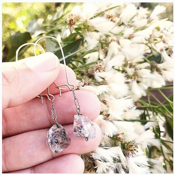 Stocking Stuffer oorbellen van kwartskristal - sierlijke oorbellen voor wholesale door Etymology Jewelry