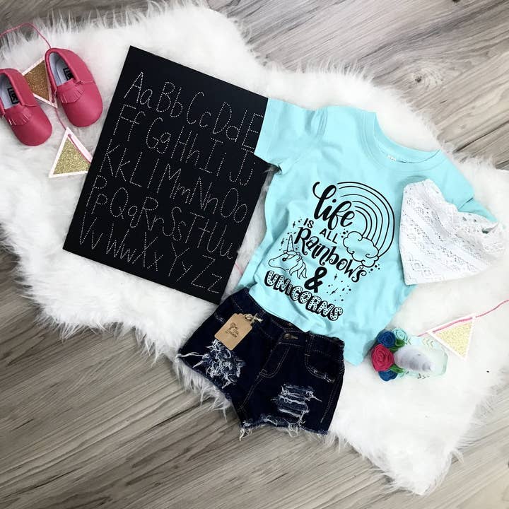 Livet är alla regnbågar och enhörningar Unicorn skjorta - Metallic Lila Design för wholesale av spillthebeansetc